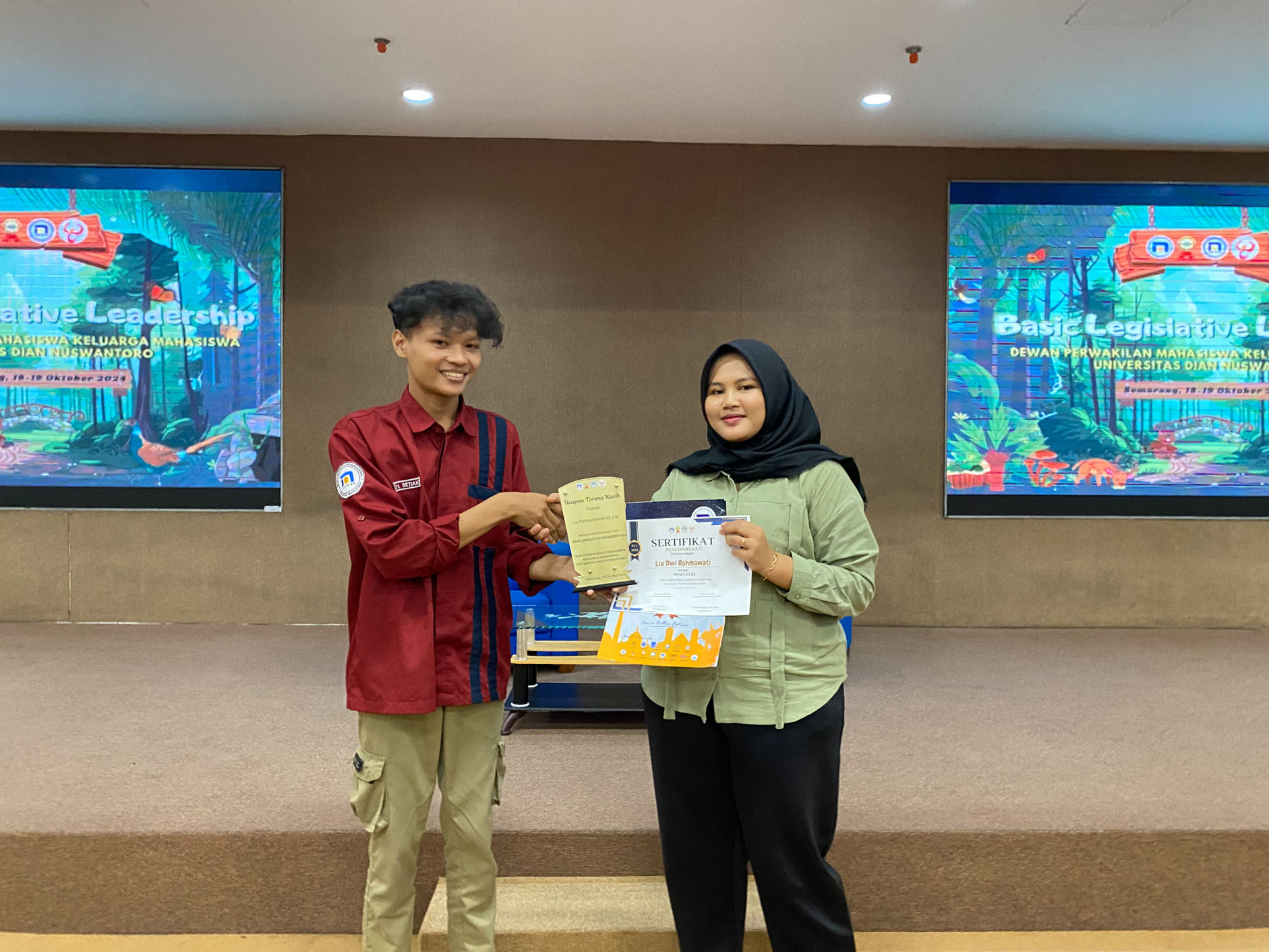 Penyerahan Sertifikat terhadap pemateri 2